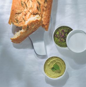 Humus z bobu z miętą podawany z focaccią