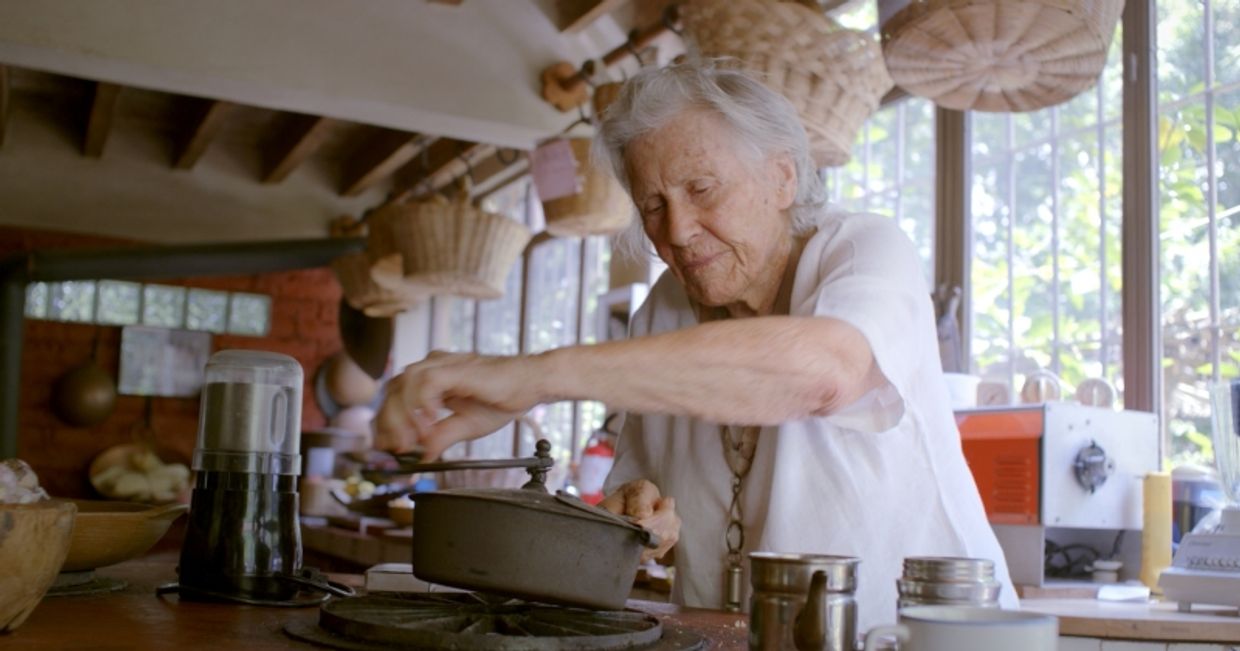 Gotująca Diana Kennedy, autorka kultowych książek o kuchni meksykańskiej (fot. materiały prasowe)