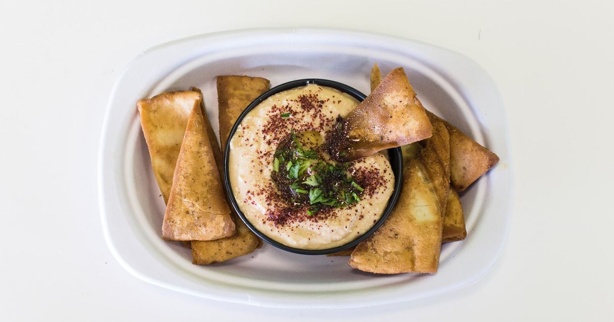 Humus podany razem z czipsami (fot. Kyle Brinker / unsplash.com)