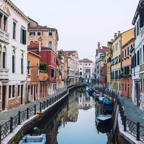 Łódki na weneckim kanale
