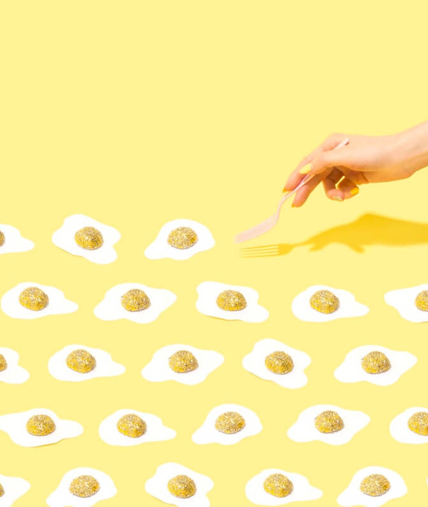 Artystyczne zdjęcie imitacji jajek sadzonych - nowoczesna żywność (fot. Amy Shamblen﻿)