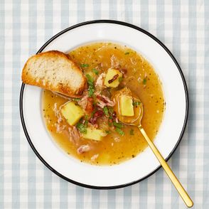 Zupy. Kapuśniak z młodej kapusty
(fot. Maciek Niemojewski)