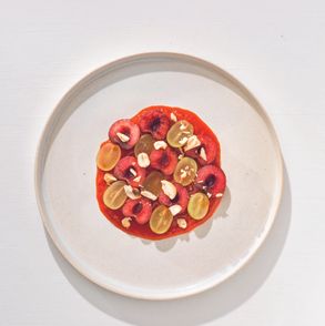 Paprykowy mus z winogronami i czereśniami (fot. dinnershow.studio)