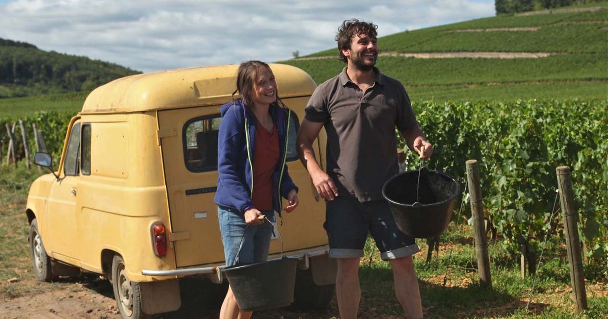 Juliette i jej brat podczas winobrania – kadr z filmu "Nasz najlepszy rok"