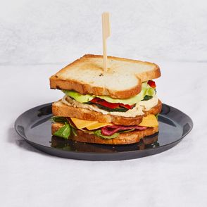 Podpiekane tosty przełożone majonezem, serem, sałatą i mięsem (fot. Maciek Niemojewski)