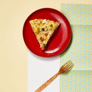 Jak zrobić frittatę z kalafiorem i ciecierzycą, pomysł na obiad dla dziecka, jak przyrządzić kalafiora (fot. Maciej Niemojewski)