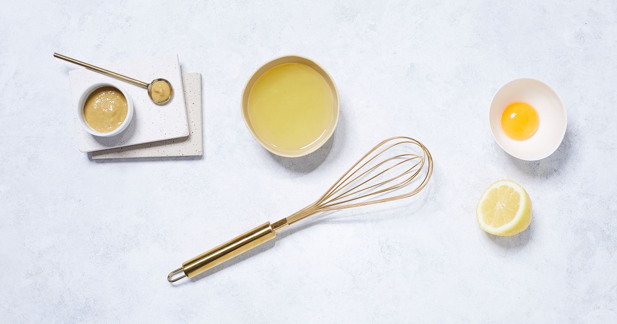 Składniki potrzebne do przygotowania majonezu: olej, żółtko, musztarda i cytryna (fot. Maciek Niemojewski)