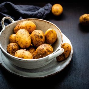 Ziemniaki ceramicznej misce (fot. Monika Grabkowska)