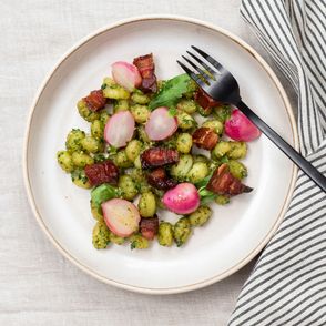 Przepisy na dania z rzodkiewkami – gnocchi z rzodkiewkowym pesto, boczkiem i rzodkiewką w miodzie (fot. Paulina Czyżewska)