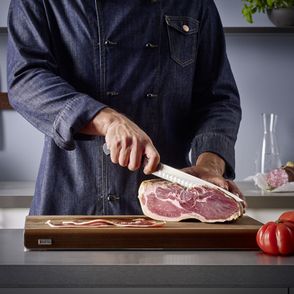 Krojone mięso stalowym nożem (fot. materiały prasowe WUSTHOF)