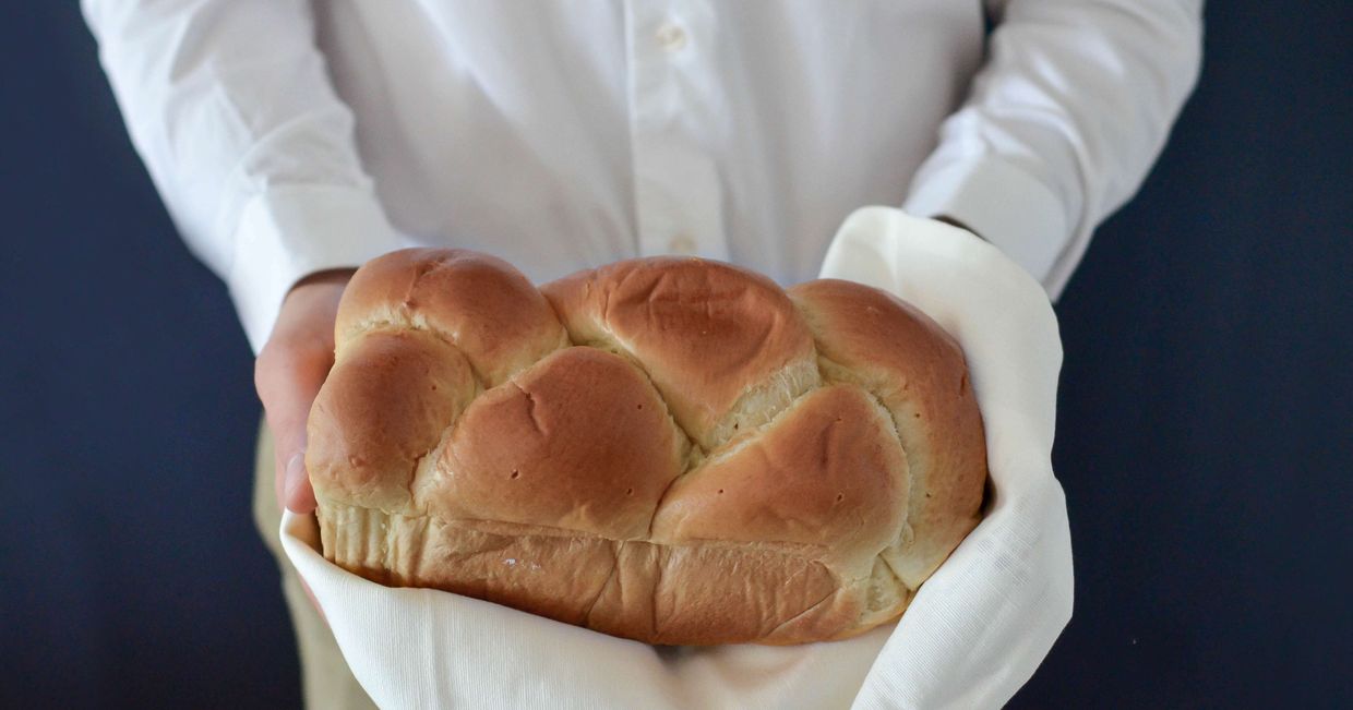 Mężczyzna trzyma chleb