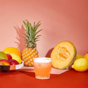 Jak zrobić wakacyjny drink? – Passion Sour z owocami i ballentine'sem