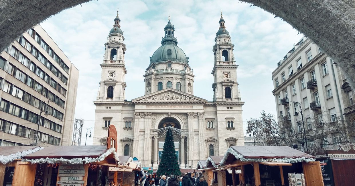 Jarmark świąteczny w Budapeszcie (fot. Liam Mckay / unsplash.com)