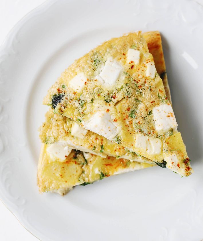 Frittata z ziemniakami, ze szpinakiem i z fetą