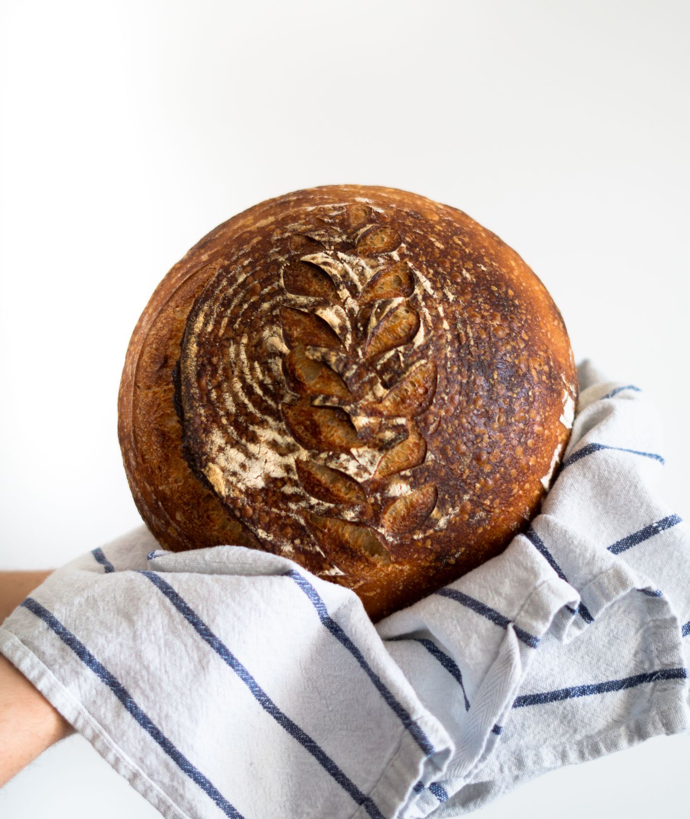 Bochenek domowego chleba - przepis (fot. Jessica Nadziejko)