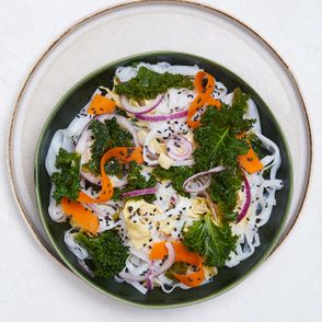 Sałatka z makaronem, yubą i jarmużem (fot. Maciej Niemojewski)