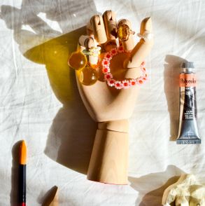 Modelowa ręka i domowe drobiazgi (fot. Marta Grzebisz)