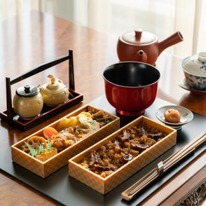 Ryż, grzyby, zielona herbata i warzywa – obiad zgodny z zasadami shoku-iku (fot. Richard Iwaki / unsplash.com)