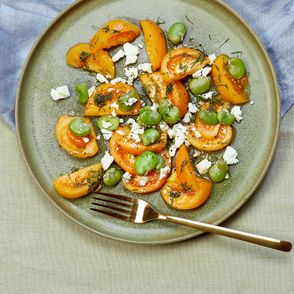 Przepis na sałatkę z żółtych pomidorów, fety i bobu (fot. Maciek Niemojewski)