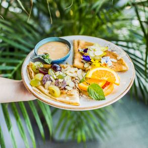 Słodkie naleśniki z owocami w Cafe Manggha (fot. Monika Śląska)