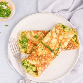 Talerz z omletami cukiniowymi z pastą z awokado, posiekany szczypiorek (fot. Anna Szewczyk)