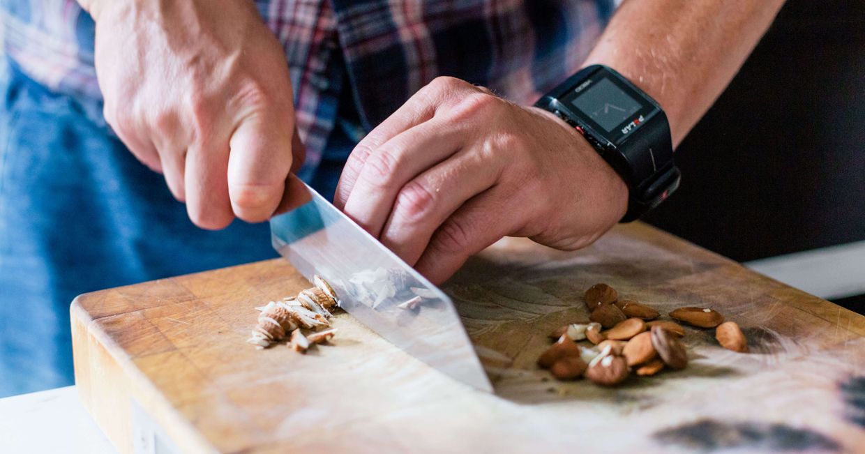 Tomek - właściciel restauracji i kucharz, sieka migdały świeżo wyłuskane migdały; bakalie - migdały w całości (fot. Michał Lichtański)