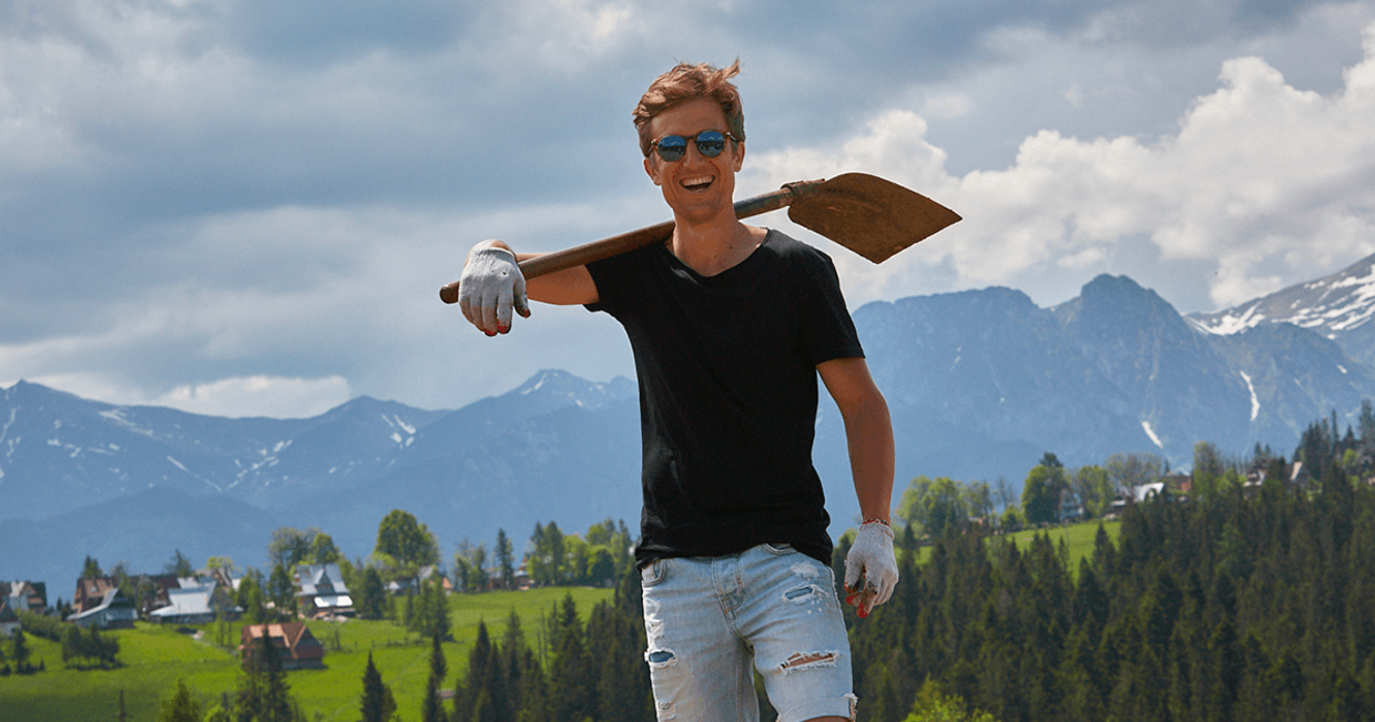 Uśmiechnięty David Gaboriaud stoi z łopatą na tle Tatr