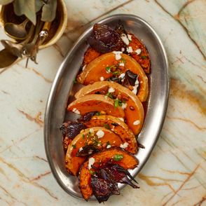 Przepis – czerwone cebule i bataty, pomysł na bataty z sosem tahini, kuchnia izraelska (fot. Maciej Niemojewski)