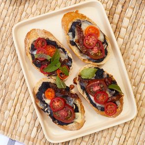 Prosty przepis na bruschettę z tapenadą i kolendrą – idealną przekąskę na piknik (fot. Maciej Niemojewski)