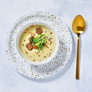 Zupa krem z pora i młodych ziemniaków podana z grzankami razowymi, duszonym porem i płatkami chili, sezonówki por, cebula dymka