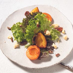 Przepis na sałatę z pieczonymi morelami i brzoskwiniami (fot. Jakub Stanek)