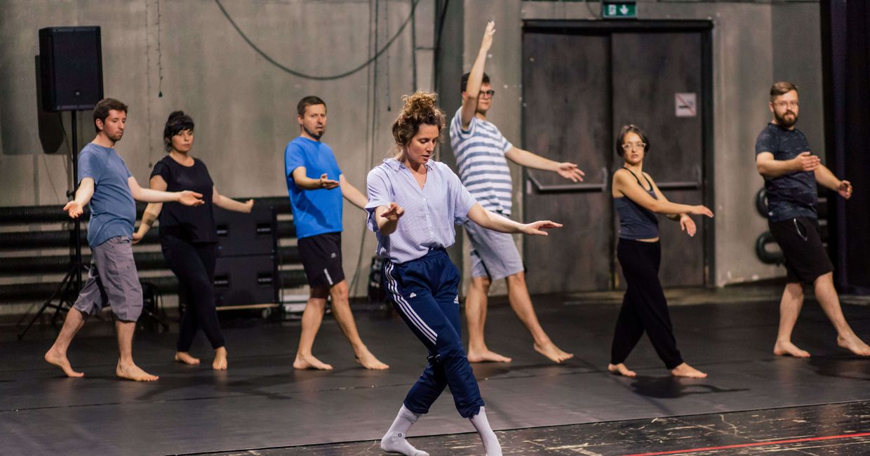Ujęcie z prób prowadzonych przez Natalię Iwańską na scenie teatru. (fot. Michał Lichtański)