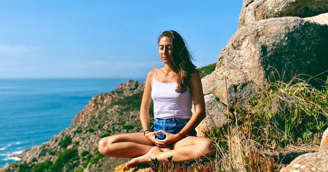 Joga nad brzegiem oceanu