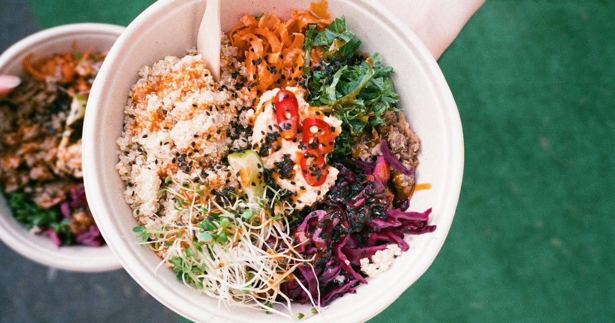 Miski z jedzeniem (fot. Roosa Kulju)