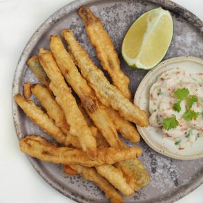 Chrupiące frytki z fasolki szparagowej w panierce z tempury z majonezem limonkowym (fot. Aleksandra Jagłowska)