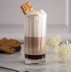 Zimowa kawa piernikowa z bitą śmietaną