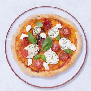 Pizza z pomidorami i bazylią (fot. Maciek Niemojewski)