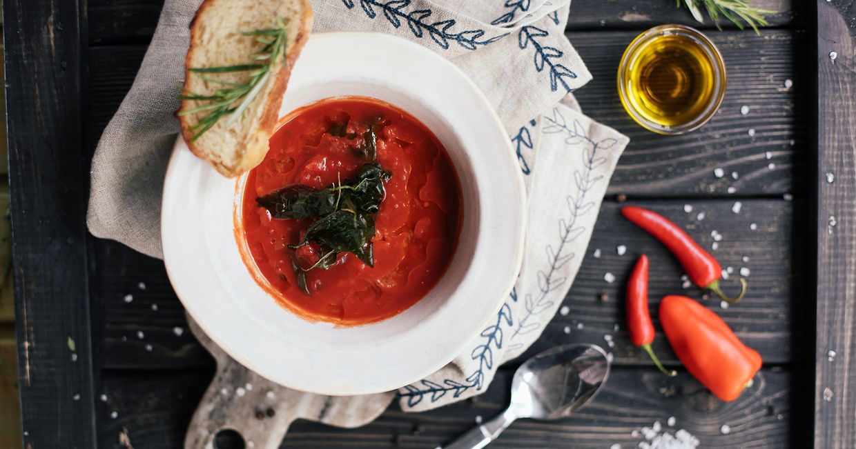 Zimna zupa z pomidorów, papryki i czosnku – Gazpacho (fot. Nadezhda Filatova / unsplash.com)