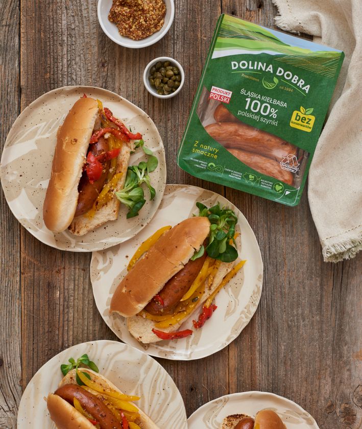 Kiełbasa w bułce à la hot dog z salsą z grillowanych warzyw z kaparami
