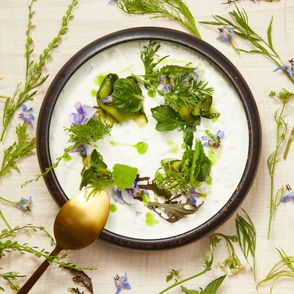 Sprawdź jak przygotować letni chłodnik z ogórka i jabłka (fot. Maciek Niemojewski)