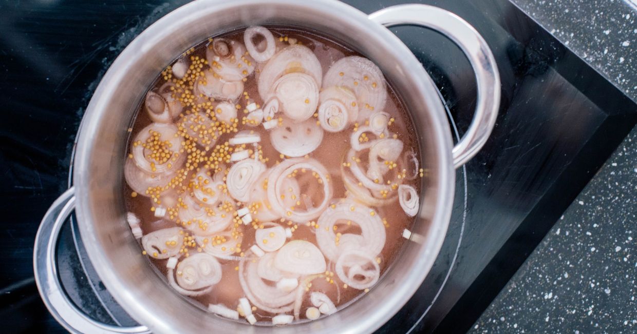 Jak przygotować śledzia, marynowany śledź, przepis na śledzia (fot. Michał Lichtański / mili.studio)