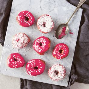 Pączki z lukrem i wiórkami kokosowymi na tacy