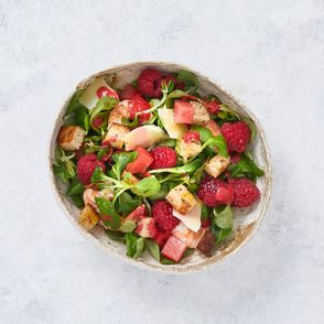 Przepis na sałatkę z arbuzem, malinami i krewetkami (fot. Maciek Niemojewski)