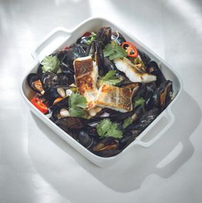 Potrawka z białej fasoli z małżami i smażonym dorszem z chili i kolendrą