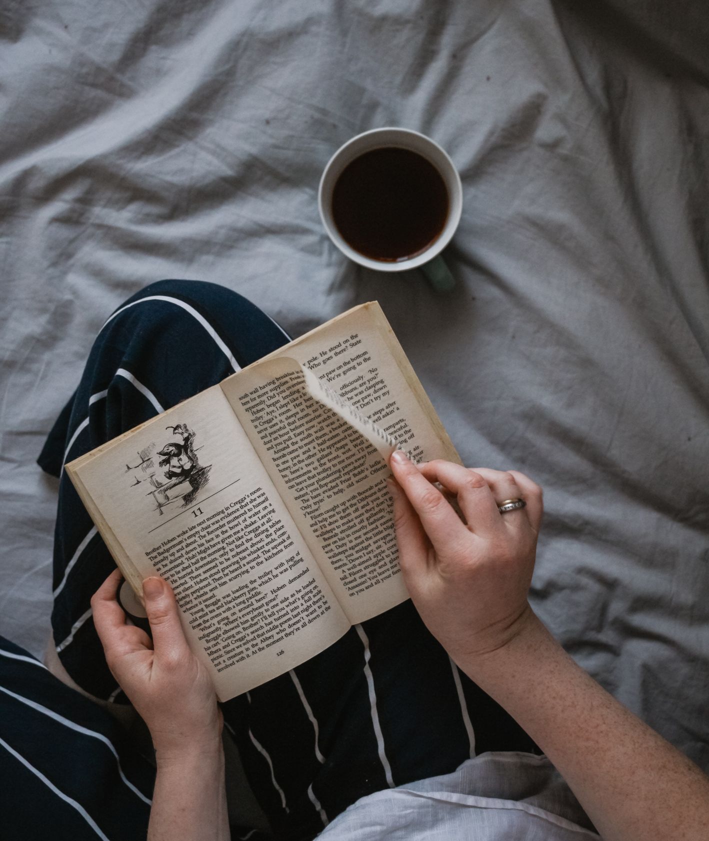 Czytanie książki (fot. Sincerely Media / unsplash.com)