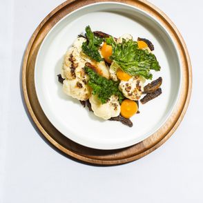 Pieczony kalafior z jarmużem, morelami i suszonymi owocami (fot. dinnershow.studio)