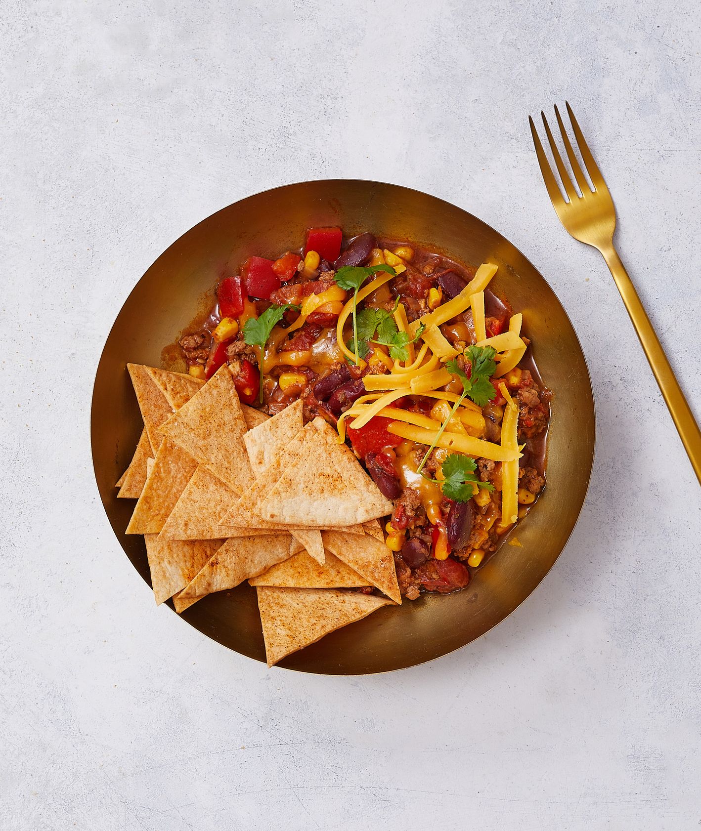 Ale Meksyk! Klasyczne chili con carne z cheddarem i domowymi nachosami (fot. Maciek Niemojewski)