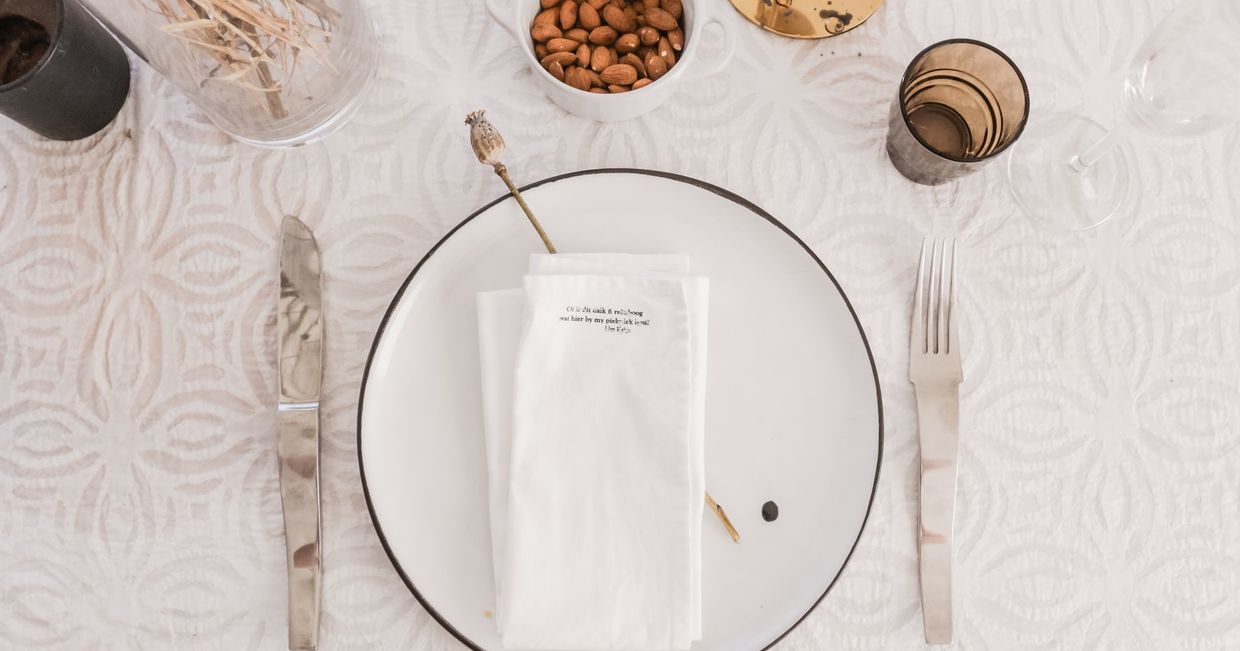 Dekorowanie świątecznego stołu – nakrycie (fot. Sincerely Media / Unsplash)