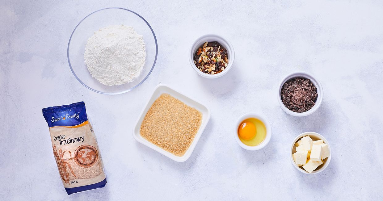 Chocoloate chip, czyli domowe pieguski z orzechami, z bakaliami i z czekoladą składniki (fot. Maciej Niemojewski)