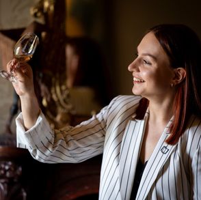 Kobieta z kieliszkiem whisky (fot. materiały prasowe)